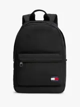 Mochila de diseño redondeado color negro, con compartimento principal amplio, bolsillo exterior con cierre y correas ajustables y acolchadas. Cuenta con parche distintivo de Tommy Jeans en la parte delantera.