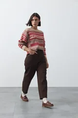 Pantalón de tiro alto con silueta barrel, de calce relajado con volumen en las piernas y ajuste hacia el ruedo. Confeccionado en tejido de algodón con elastano.