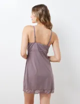 Chemise verde esmeralda de seda fría, marca Montelle. Con apliques de encaje en ruedo y escote. Breteles finos regulables.