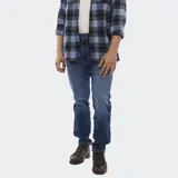 Pantalón de jean Wrangler modelo River, corte recto, color azul.