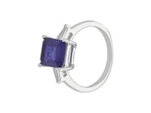 Anillo de plata 925 con raíz de zafiro rectangular y circonias baguette a los costados.