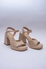 Sandalias rojas de cuero con plataforma y taco cuadrado.