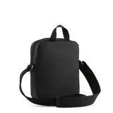 Bandolera Puma de diseño compacto y minimalista, color negro, con cierre superior, asa de mano y correa ajustable para el hombro.