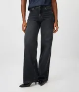 Pantalón de jean premium de tiro medio con corte wide leg, de color azul, con pretina con pasacintos y bolsillos funcionales.