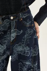 Jean de pierna ancha color azul oscuro con estampado floral en azul claro.