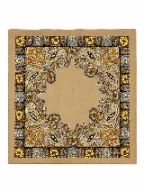 Pañuelo cuadrado de satén con estampado estilo paisley en tonos tierra, mostaza y negro. Presenta un diseño con bordes decorados y centro liso.