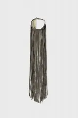 Gargantilla regulable de gamuza genuina, de color gris, con diseño de flecos largos en cascada que caen sobre el pecho y cierre ajustable con botones.