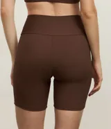 Bermuda deportiva de microfibra acanalada color marrón, de tiro alto y diseño ajustado.