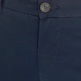 Pantalón chino azul de corte slim.