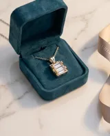 Dije rectangular de plata 925 con lámina de oro 18k y circonias engastadas en corte baguette.