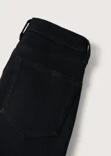 Jeans skinny de tiro alto, confeccionados en tejido de algodón elástico. Presentan diseño de cinco bolsillos, cierre de cremallera con botón y trabillas en la cintura.