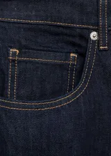 Jean de tiro bajo con diseño wide leg, confeccionado en tejido de algodón estilo vaquero. Cuenta con cierre de botón y cremallera, trabillas y cinco bolsillos.