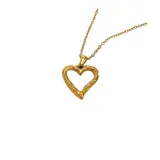 Collar dorado con dije de corazón calado con textura.