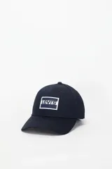 Gorra Levi's de color azul marino con visera curva y un parche bordado rectangular en el frente con el logo de la marca en blanco y azul.