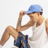 Gorra tipo baseball color azul, con efecto lavado y bordado frontal con la palabra 'Original'.