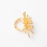 Anillo de diseño orgánico en color dorado, con forma de erizo o estrella de mar con múltiples puntas texturizadas.