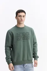 Buzo de algodón color marrón chocolate, con cuello redondo, mangas largas y estampa frontal con el nombre de la marca repetido en tono sobre tono.