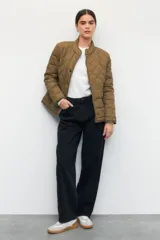 Pantalón de jean negro de corte ancho tipo boyfriend, tiro alto y confeccionado en algodón.