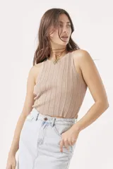 Falda midi de jean celeste con abertura frontal y ruedo desflecado.