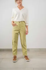 Pantalón verde con corte recto, bolsillos laterales y cintura alta.