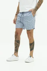 Short de baño con estampado floral en tonos azules, cintura elástica con cordón ajustable, bolsillos laterales y bolsillo trasero.