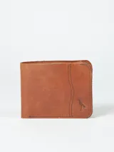 Billetera marrón de cuero con costuras a la vista y logo de pájaro grabado.