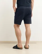 Bermuda de corte clásico en color gris oscuro, con cintura elástica y cordón ajustable.