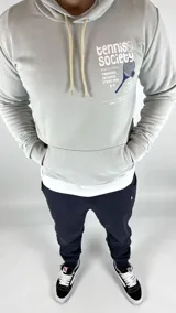 Canguro gris claro con capucha y cordones amarillos. Estampado frontal con raqueta de tenis y texto "Tennis Society Miami Florida Training Sessions Every Day 6-3".