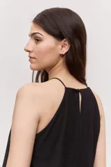 Blusa bordó de tiras finas con cuello halter y caída suave.