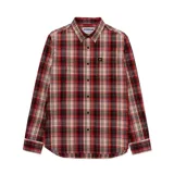 Camisa de manga larga con diseño a cuadros en tonos rojos, negros y beige. Presenta cuello clásico, cierre frontal con botones y un bolsillo en el pecho con el logo de la marca Caterpillar.