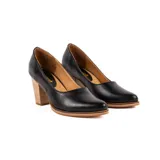 Zapato de tacón alto en cuero negro, con taco ancho texturizado símil madera y suela en tonos marrones.