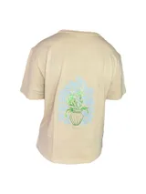 Remera color beige de algodón premium, manga corta y cuello redondo. Presenta un estampado circular en el centro del pecho con un diseño abstracto en tonos grises.