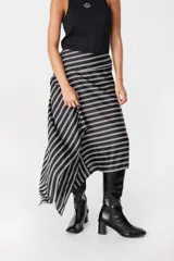 Falda midi de corte asimétrico con diseño de rayas horizontales en blanco y negro. Confeccionada en tejido satinado con caída fluida.