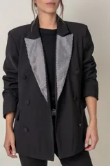 Blazer negro cruzado con solapas adornadas con strass y bolsillos delanteros con solapa.