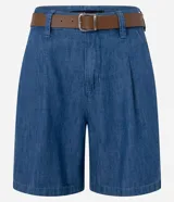 Short de sastrería confeccionado en jean azul de algodón, con cintura alta, pinzas delanteras, bolsillos laterales y presillas. Incluye un cinturón delgado de cuero marrón con hebilla metálica.