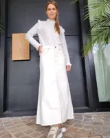 Pollera larga de denim color blanco, con corte recto y costuras a la vista.