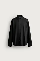 Camisa regular fit de manga larga con diseño de rayas verticales celestes y blancas, cuello italiano y cierre frontal con botones.