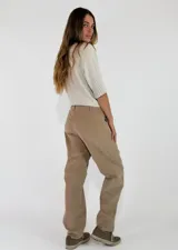 Pantalon de pana color marron oscuro, de corte recto y tiro medio, con costuras reforzadas en las rodillas y cierre frontal con boton.