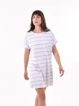 Vestido corto de manga corta, color verde militar con rayas horizontales finas en blanco. Tiene un bolsillo de parche en el pecho.