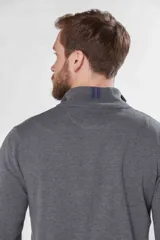 Buzo liso de punto fino en hilo de algodón color azul marino, con cuello alto y cierre frontal parcial con detalle de tirador de cuero.