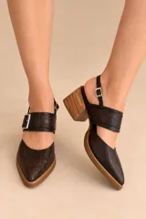 Zapato de cuero vacuno color gris claro con puntera fina, taco cuadrado de madera, capellada con textura animal print y tira ajustable en el talón.