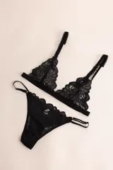 Bombacha de encaje negra con diseño ajustable y calce cómodo.