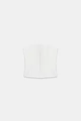 Top tipo corset de escote recto y hombros descubiertos, con cierre frontal mediante ganchos metálicos y costuras verticales estructuradas.
