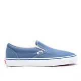 Championes Vans Classic Slip-On celestes, de capellada baja de lona sin cordones, con elástico lateral y suela de goma blanca.