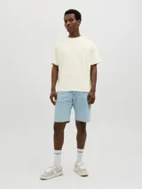 Camiseta color hueso de algodón con estampa fotográfica en la espalda, corte holgado, cuello redondo y mangas cortas.