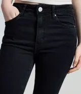 Pantalón skinny de tiro alto confeccionado en denim con elastano. Presenta cierre frontal con botón y cremallera, trabillas para cinturón y bolsillos funcionales tanto en el frente como en la parte posterior.