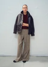Pantalón de vestir tiro alto con diseño a cuadros, corte recto y amplio, con pinzas delanteras.