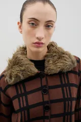 Saco de punto con diseño de cuadros, cierre frontal con botones y cuello de pelo sintético desmontable.