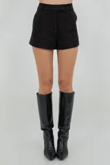 Short negro de gamuza suave con tiro medio y bolsillos laterales.