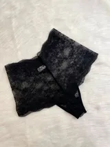 Pack de tres bombachas tipo tanga con diseño de encaje y tiras ajustables. El set incluye modelos en colores bordó, negro y blanco, confeccionados con detalles de encaje floral y terminaciones delicadas.